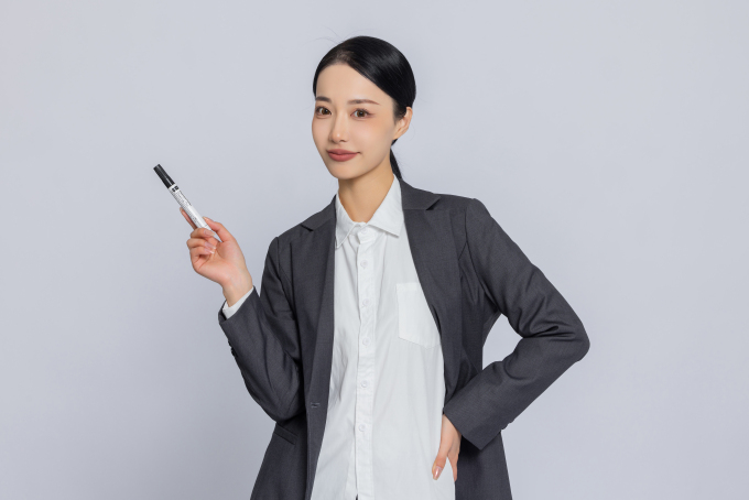 手拿笔叉腰站姿职业照高清图