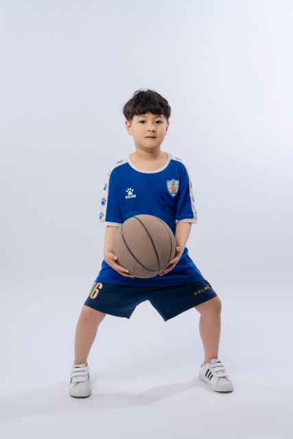 拍篮球的男孩高清图