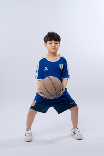 拍篮球的男孩高清图