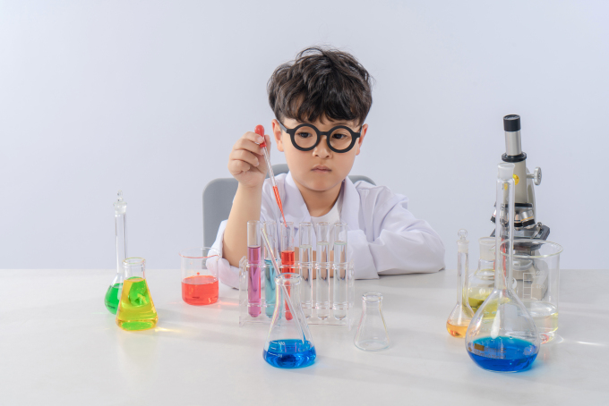 镜头面前的实验室小男孩高清图