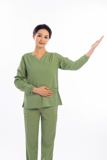 绿色手术服女医生单手引导方向高清图