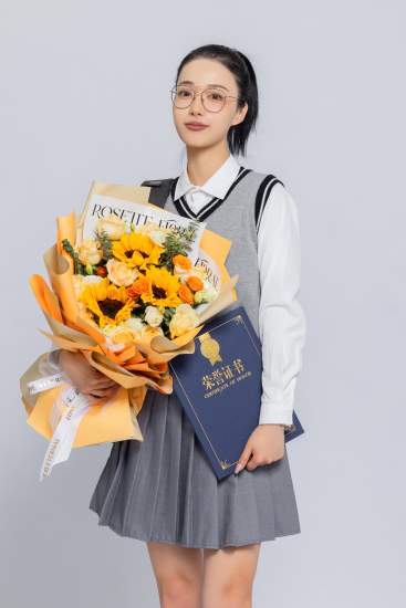 左手拿着花女大学生高清图