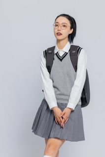 背着双肩包双手垂放的女学生高清图