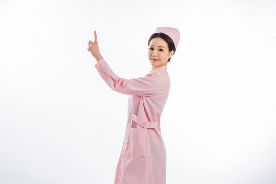 女护士举手指看镜头高清图