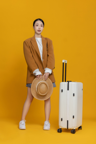 双手提着夏凉帽的女生高清图