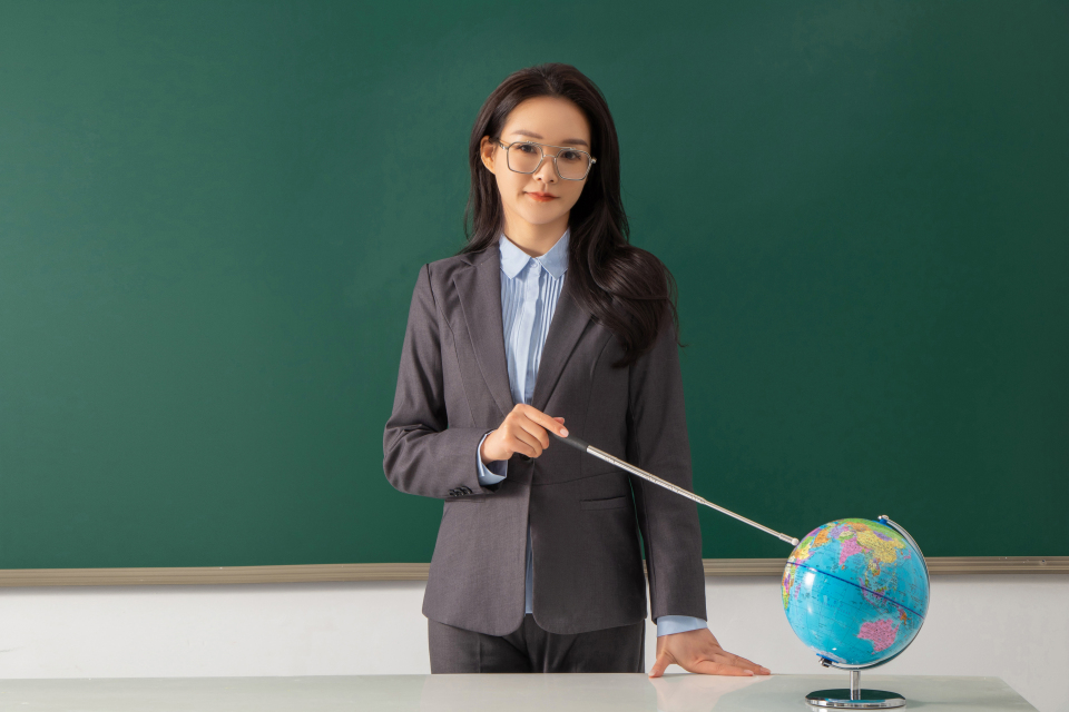 地理老师讲课摄影图