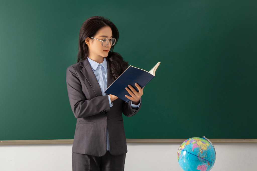 和蔼的女教师形象图版权图片下载