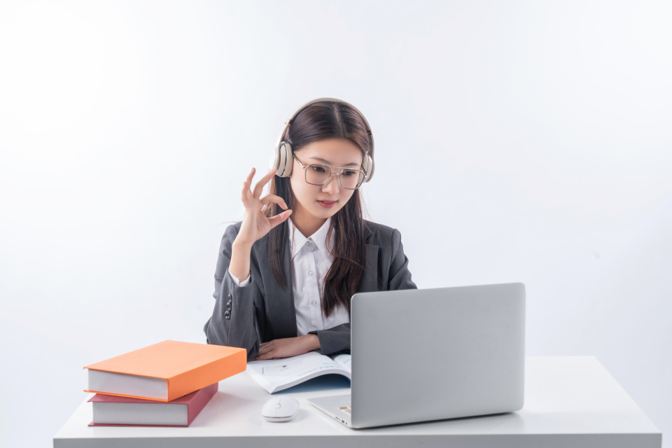 电脑办公的英语老师图