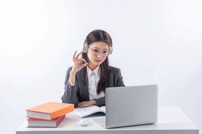 电脑办公的英语老师图