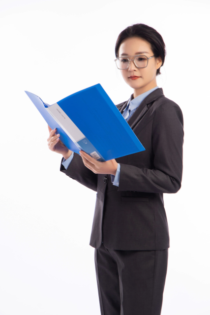 捧着文件夹看向镜头的女人高清图