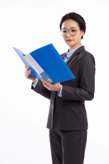 捧着文件夹看向镜头的女人高清图