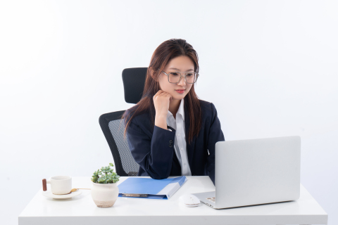 电脑办公的女老师图