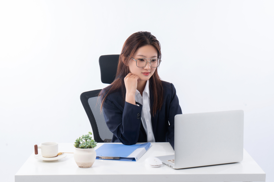 电脑办公的女老师图