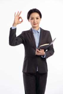 对着镜头比OK的职业女性高清图