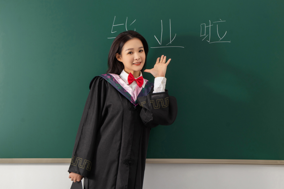 大方得体的毕业女生高清图