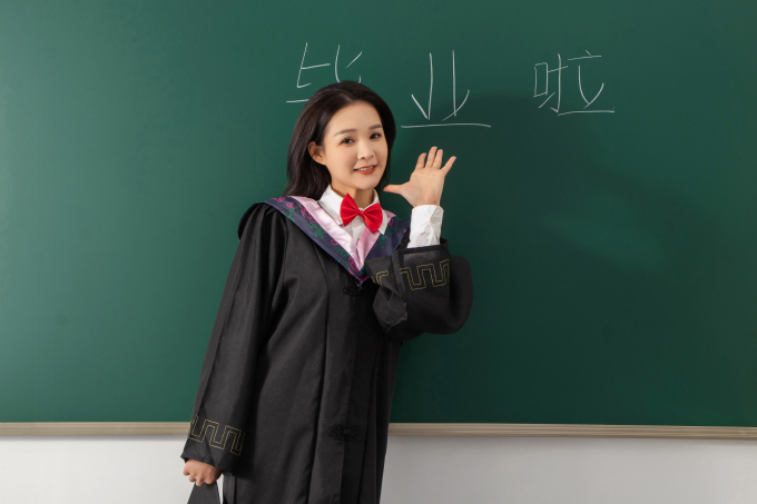 大方得体的毕业女生高清图