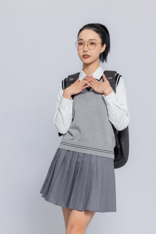背双肩包的女学生高清图