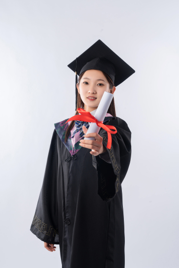 微笑的毕业生摄影图