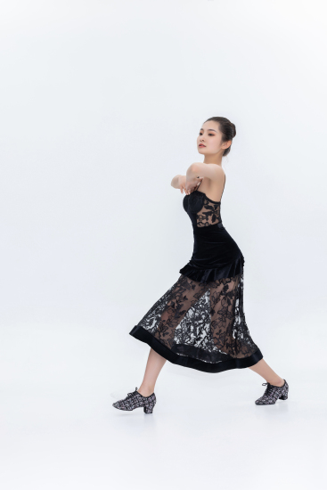 舞蹈老师保持身材摄影图片