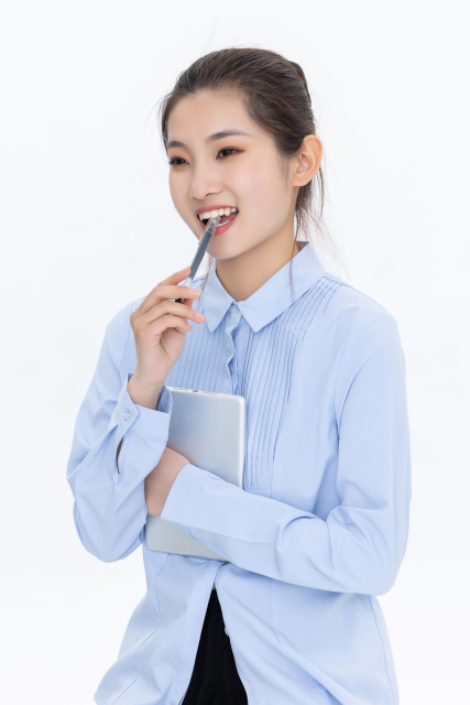 搞怪女孩咬笔高清图