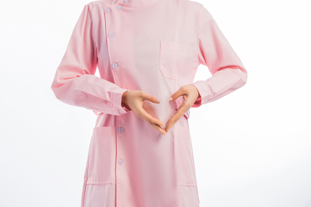 护士手比爱心特写实拍图版权图片下载