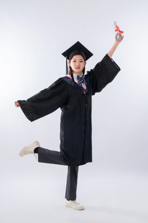 开心的毕业女学生摄影图版权图片下载
