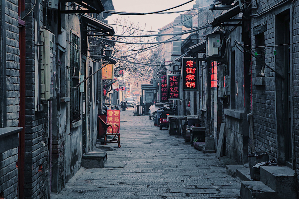 空无一人的晨间小巷高清图