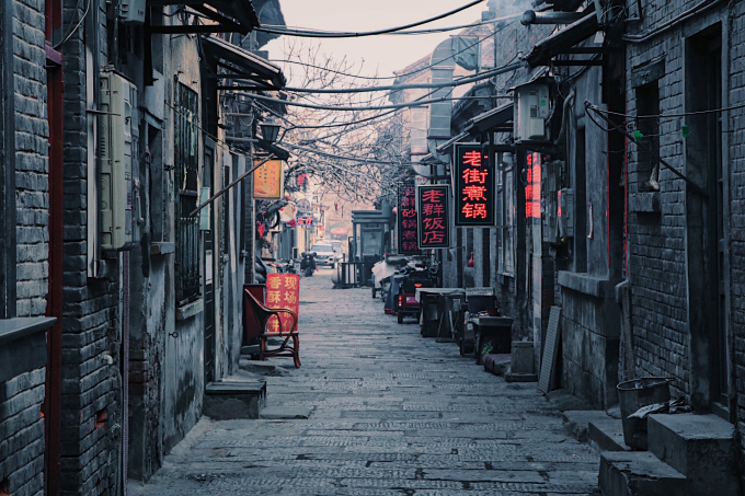 空无一人的晨间小巷高清图