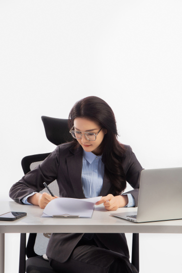 看报告的女性员工图