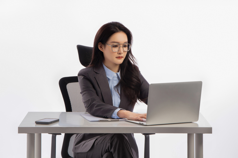 电脑办公的女性图片