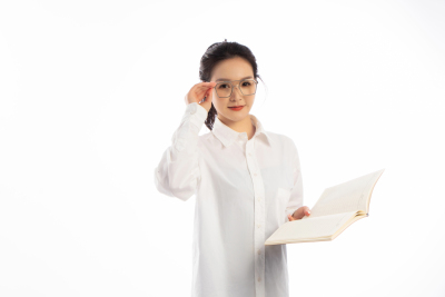 近视戴眼镜的女孩图片