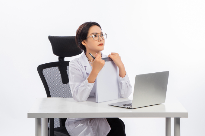 思考问题的女教授图