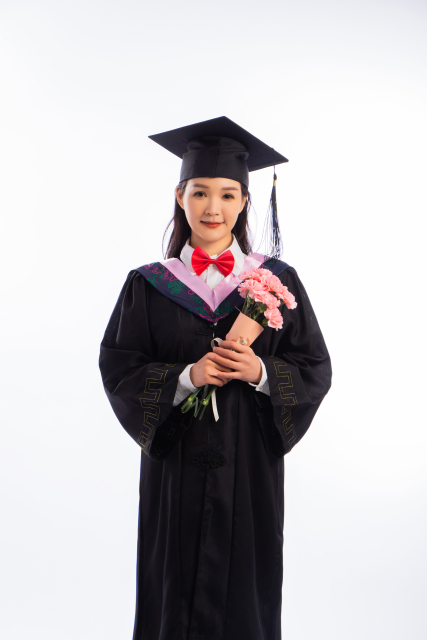 标致的穿博士服毕业生高清图