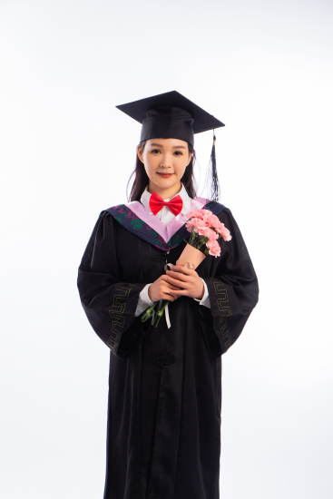 标致的穿博士服毕业生高清图