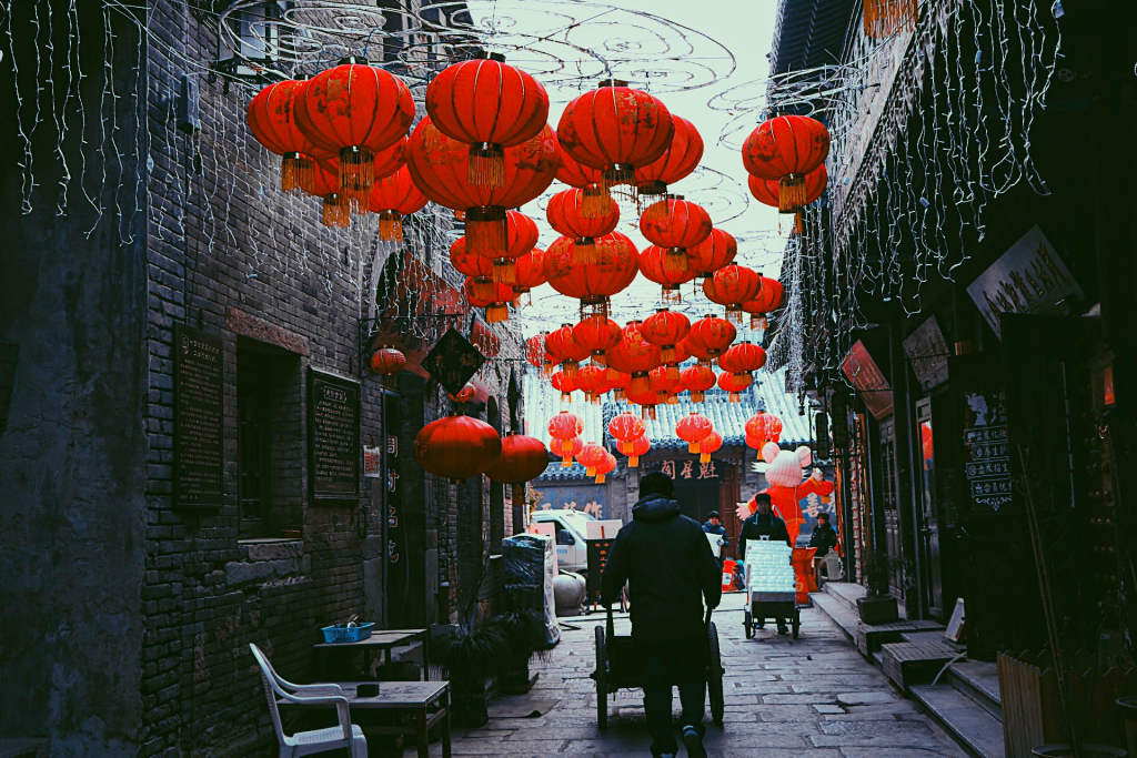 生活气息满满的一条街高清图版权图片下载