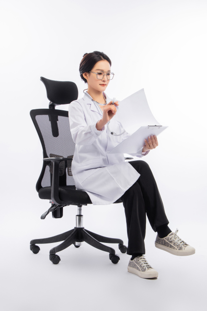 看资料的女性专家实拍图