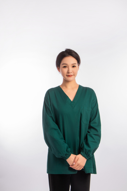 站姿标准的女护士实拍图