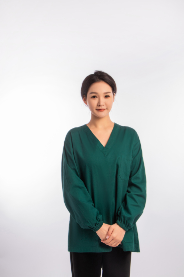 站姿标准的女护士实拍图