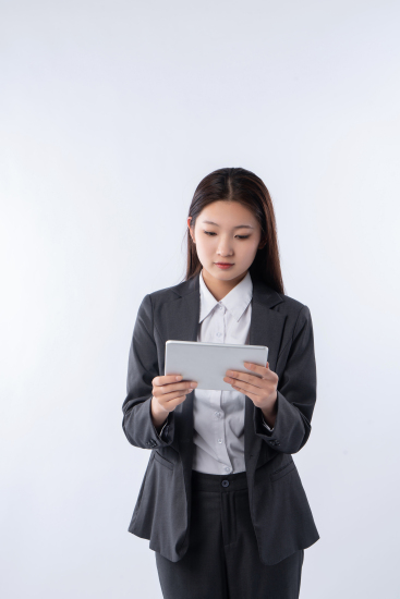 手拿卡片的女教师图