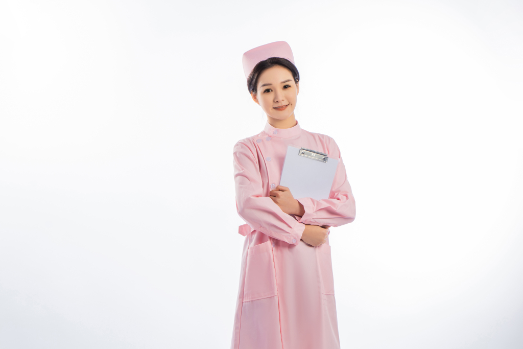 女护士手抱资料实拍图版权图片下载