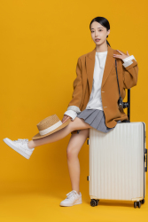 坐在行李箱上的女生实拍图