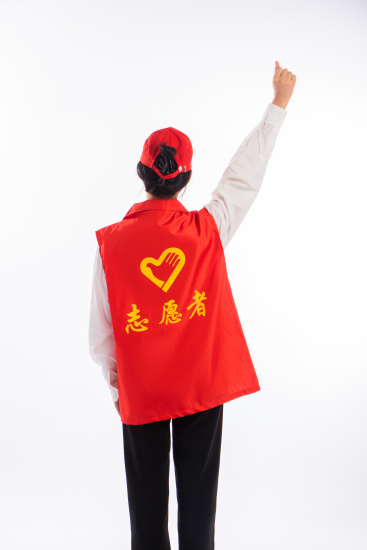 有爱心的青年志愿者实拍图