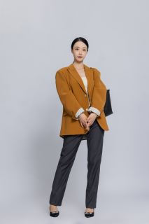 单肩背包的女教师高清图