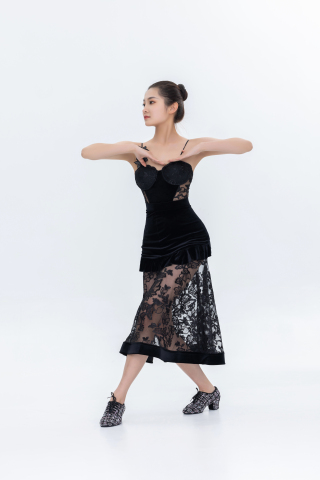 舞蹈老师教导动作实拍图