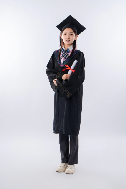 优秀女学生毕业摄影图