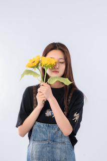 向日葵女孩摄影图