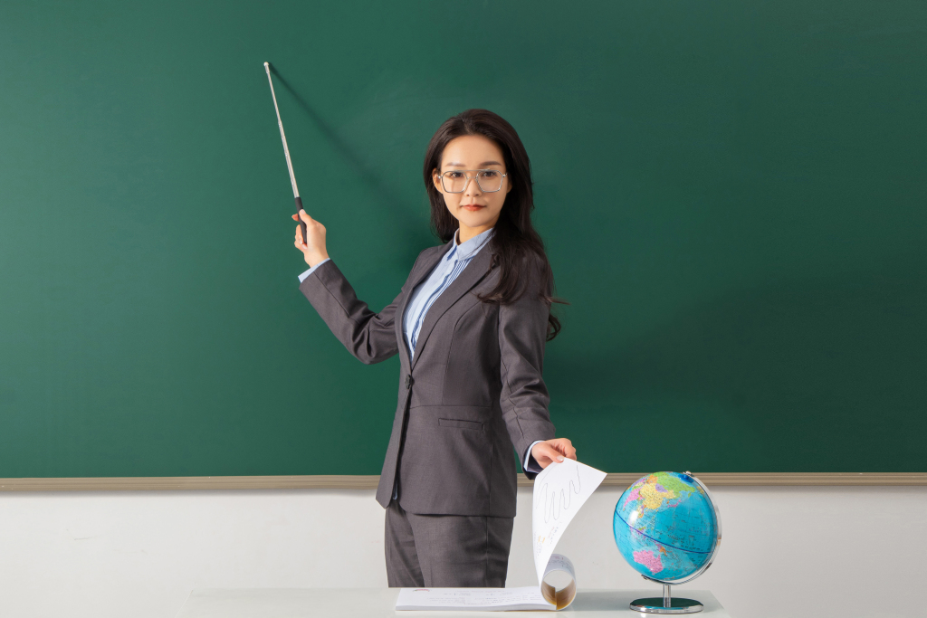 黑板前和蔼老师讲课图版权图片下载