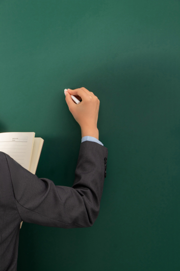 老师黑板前写字实拍图