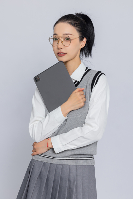 抱着笔记本思考的女学生高清图