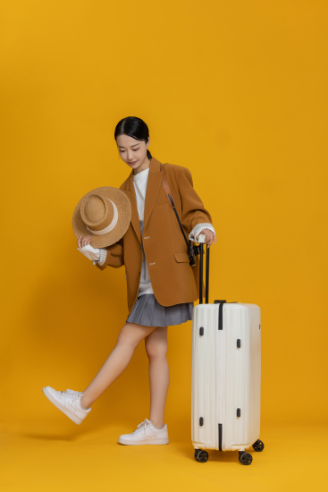 摆着踢腿姿势的女生高清图